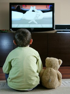 les-enfants-qui-regardent-trop-la-television-petits-deviendront-plus-gros-que-les-autres-71292